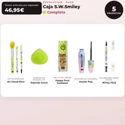 Makeup Revolution - Set *S.W.Smiley* - Brochas On Cloud Nine + Esponja de maquillaje suave + Brillo de labios Happy Pout + Máscara de pestañas Dazzle Pop + Delineador de ojos Winky Flick Double-Ended