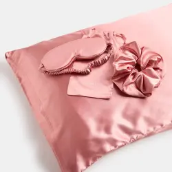 Set De Belleza Para Dormir: Funda De Almohada, Antifaz Y Coletero de Satén Another Love Rosa
